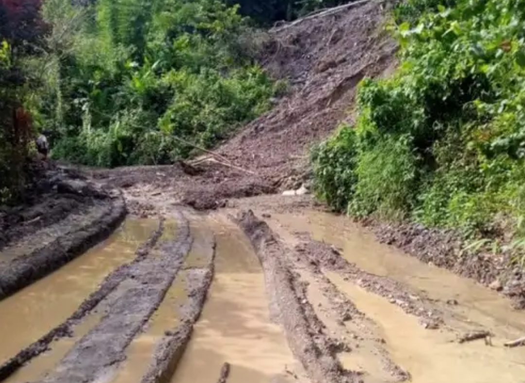 Landslides near Dikhu bridge disrupt Mokokchung-Tuensang traffic